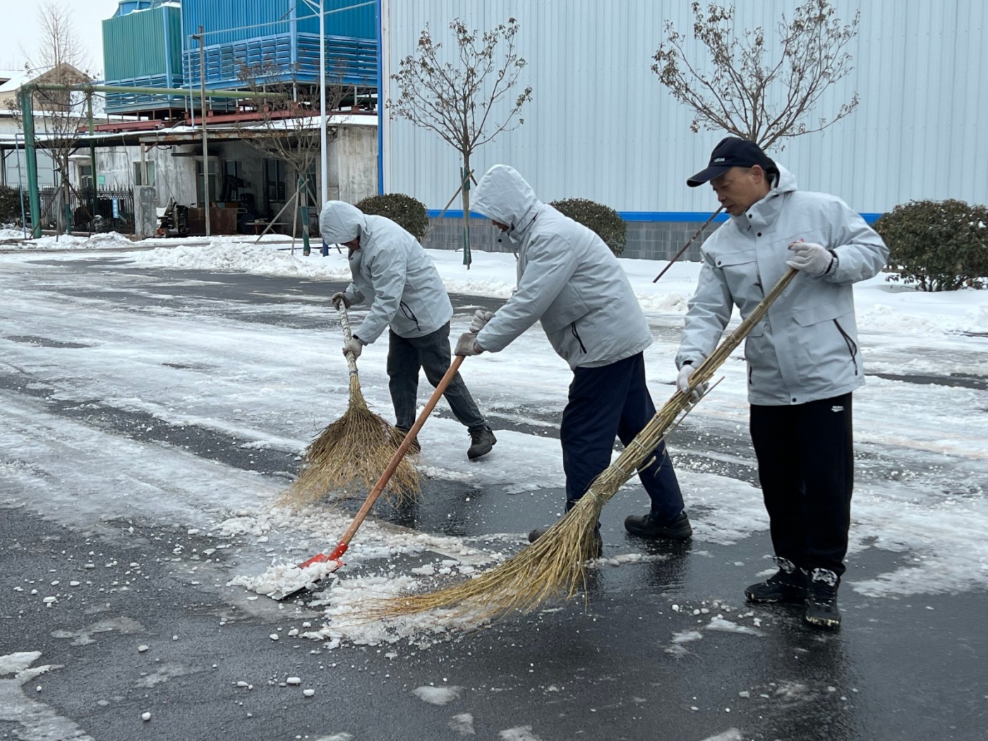 集團(tuán)員工齊心行 除冰掃雪暖人心